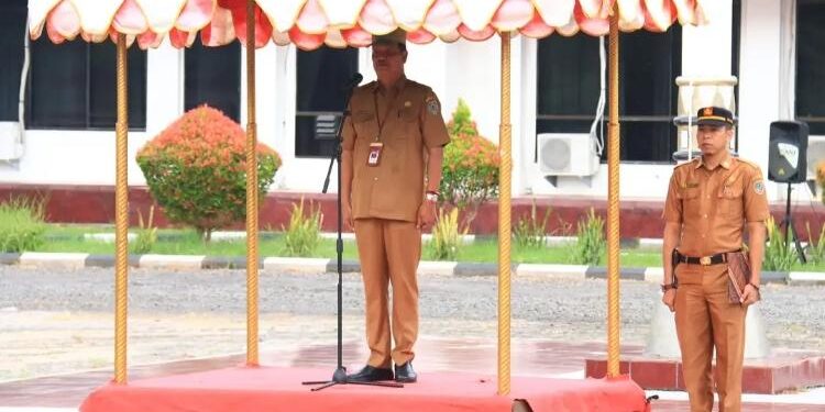 FOTO: PROKOM SERUYAN/MATA KALTENG - Sekda Seruyan, Djainu'ddin Noor (kiri) saat menjadi pembina upaca dalam apel pagi di halaman Kantor Bupati Seruyan, Senin 12 Juni 2023.