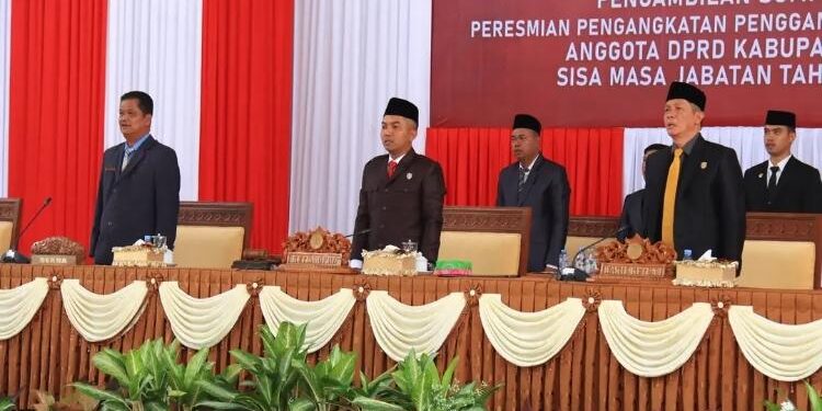 FOTO: PROKOM SERUYAN/MATA KALTENG - Sekda Seruyan, Djainu'ddin Noor (kiri) saat menghadiri eapat paripurna istimewa dalam rangka pelantikan PAW anggota DPRD sisa masa jabatan periode 2019-2024 di Aula Gedung DPRD setempat, Senin 12 Juni 2023.