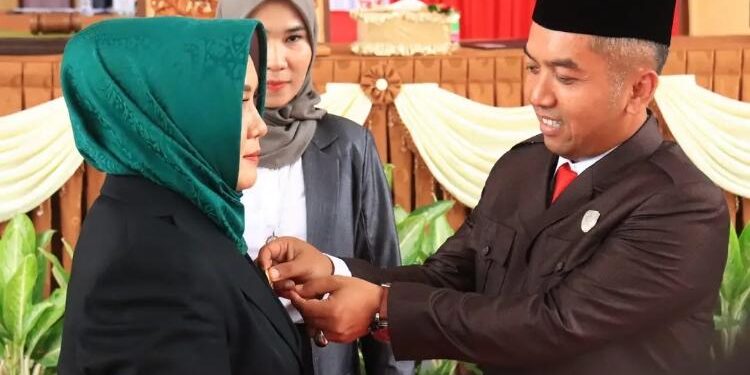 FOTO: PROKOM SERUYAN/MATA KALTENG - Ketua DPRD Seruyan, Zuli Eko Prasetyo (kanan) saat memasangkan pin psecara simbolis kepada Siti Mulyati yang resmi diangkat menjadi PAW Anggota DPRD Seruyan sisa masa jabatan 2019-2024 di Aula Gedung DPRD Seruyan, Senin 12 Juni 2023.