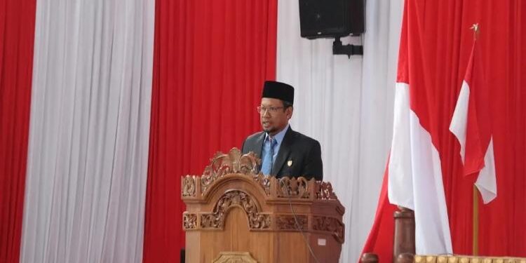 FOTO: IST/MATA KALTENG - Ketua Bapemperda DPRD Seruyan, Arahman saat menyampaikan pidato pengantar terkait raperda inisiatif dalam rapat paripurna di Aula Gedung DPRD Seruyan, Senin 12 Juni 2023.