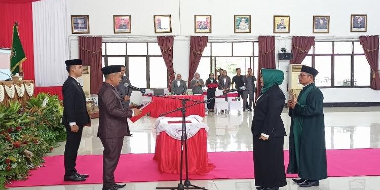 FOTO: ALDI/MATA KALTENG - Suasana saat pengambilan sumpah janji dalam pelantikan PAW Anggota DPRD Seruyan yaitu Siti Mulyati di Aula Gedung DPRD Seruyan, Senin 12 Juni 2023.
