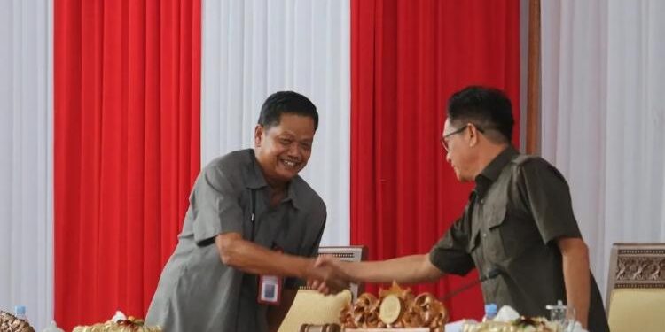 FOTO: IST/MATA KALTENG - Sekda Seruyan, Djainu'ddin Noor (kiri) saat berjabat tangan dengan Wakil Ketua I DPRD Seruyan, Bambang Yantoko (kanan) dalam rapat paripurna di Gedung DPRD, kemarin.