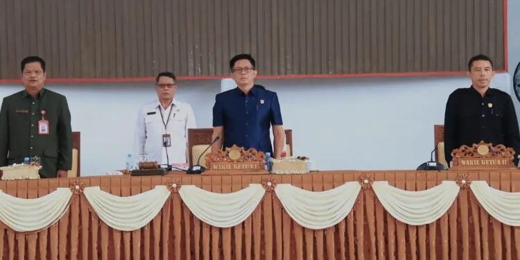 FOTO: PROKOM SERUYAN/MATA KALTENG - Sekda Seruyan, Djainu'ddin Noor (kiri) saat menghadiri rapat paripurna di Aula Gedung DPRD Seruyan, Rabu 14 Juni 2023.