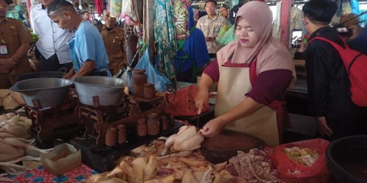 FOTO: ALDI/MATA KALTENG - Salah seorang penjual daging ayam yang ada di Pasar Saik Kuala Pembuang.