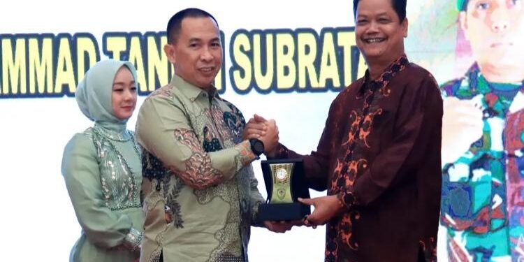 FOTO : PROKOM SERUYAN/MATAKALTENG - Sekda Seruyan, Djainu'ddin Noor (kanan) menghadiri acara lepas sambut Dandim 1015/Sampit dari Letkol Inf Abdul Hamid kepada Letkol Inf Muhammad Tandri Subrata di Rujab Bupati Kotim, kemarin.