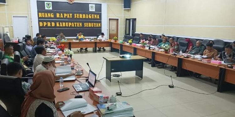 FOTO: IST/MATA KALTENG - Suasana saat pembahasan dua buah raperda inisiatif DPRD Seruyan di ruang rapat Serbaguna DPRD setempat, Kamis 15 Juni 2023.