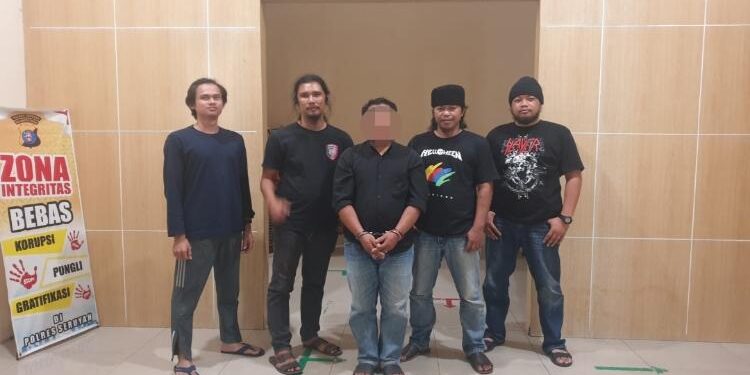 FOTO: IST/MATA KALTENG - Polres Seruyan saat berhasil mengamankan SA (37) ( tengah) yang merupakan seorang pelaku tindak pidana penipuan di wilayah setempat, kemarin malam.