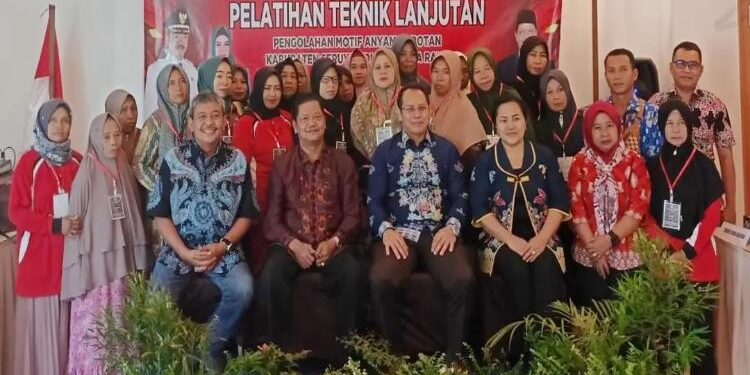 FOTO: PROKOM SERUYAN/MATA KALTENG - Sekda Seruyan, Djainu'ddin Noor (dua dari kiri depan) dan pihak-pihak terkait saat berfoto bersama dengan peserta pelatihan teknik lanjut pengolahan motif anyaman rotan bagi pengrajin anyaman rotan di wilayah Kecamatan Hanau, Jum'at 16 Juni 2023.