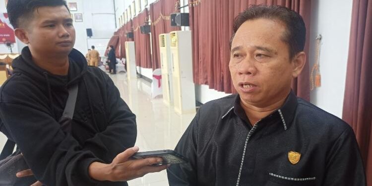 FOTO: ALDI/MATA KALTENG - Ketua Komisi A DPRD Seruyan, Bejo Riyanto (kanan) saat di wawancara oleh awak media di Gedung DPRD setempat baru-baru ini.