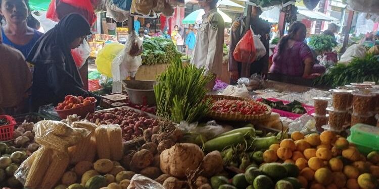 FOTO: DOK. ALDI/MATA KALTENG - Berbagai sayur mayur dan kebutuhan lainnya yang ada di Pasar Saik Kuala Pembuang.