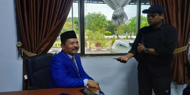 FOTO: ALDI/MATA KALTENG - Anggota DPRD Seruyan, Nardi (kiri) saat diwawancarai oleh sejumlah awak media di ruang kerja komisi DPRD Seruyan baru-baru ini.