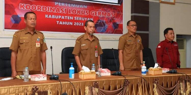 FOTO: PROKOM SERUYAN/MATA KALTENG - Staf Ahli Bupati Seruyan, Astono (dua dari kiri) saat menghadiri agenda pertemuan koordinasi lokus Germas Kabupaten Seruyan tahun 2023 di Aula Bappeda Seruyan, Rabu 21 Juni 2023.