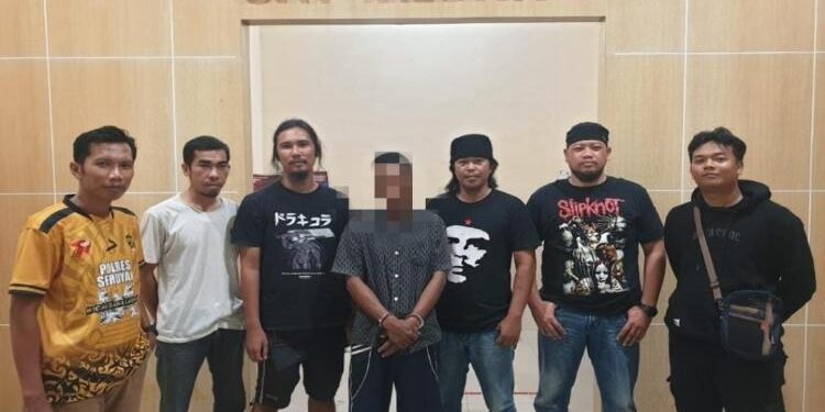 FOTO: IST/MATA KALTENG - Unit Resmob Satreskrim Polres Seruyan yang berhasil mengamankan UB (44) yang merupakan terduga pelaku kasus penipuan di Kuala Pembuang kemarin sore.