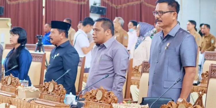 FOTO: IST/MATA KALTENG - Anggota DPRD Seruyan, Nardi (dua dari kiri) saat menghadiri rapat paripurna di Aula Gedung DPRD setempat beberapa waktu lalu.