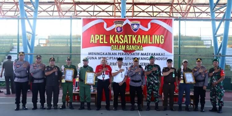 FOTO: PROKOM SERUYAN/MATA KALTENG - Asisten Administrasi Umum Setda Seruyan, Sugian Noor (tengah) saat menghadiri apel Kasatkamling di lapangan tenis indoor Kuala Pembuang, Rabu 21 Juni 2023.