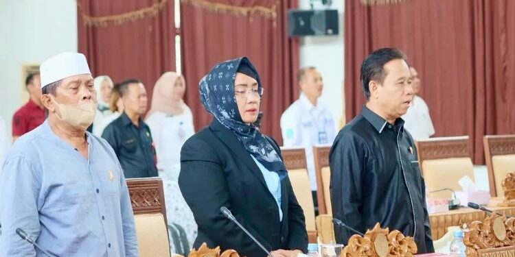 FOTO: IST/MATA KALTENG - Ketua Komisi A DPRD Seruyan, Bejo Riyanto (kanan) saat menghadiri rapat paripurna di Aula Gedung DPRD setempat beberapa waktu lalu.