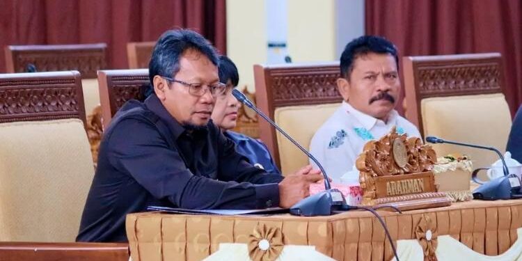 FOTO: IST/MATA KALTENG - Anggota DPRD Seruyan, Nardi (kanan) saat menghadiri rapat di Aula Gedung DPRD setempat beberapa waktu lalu.