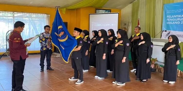 FOTO: PROKOM SERUYAN/MATA KALTENG - Sekda Seruyan, Djainu'ddin Noor (kiri) saat melantik pengurus PPMS Malang periode 2021/2023 di Malang beberapa waktu lalu.