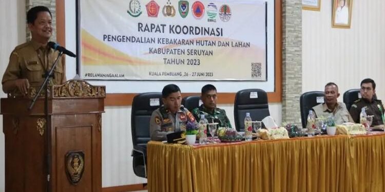 FOTO: PROKOM SERUYAN/MATA KALTENG - Sekda Seruyan, Djainu'ddin Noor (kiri) saat menyampaikan sambutan dalam rakor pengendalian karhutla di Aula BKAD Seruyan, Senin 26 Juni 2023.
