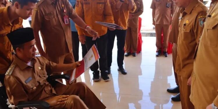 FOTO: KOMINFO SERUYAN/MATA KALTENG - Bupati Seruyan, Yulhaidir (atas kursi roda) saat menyerahkan SK kepada pejabat yang baru dilantik di Pendopo Rujab Bupati Seruyan, Selasa 27 Juni 2023.