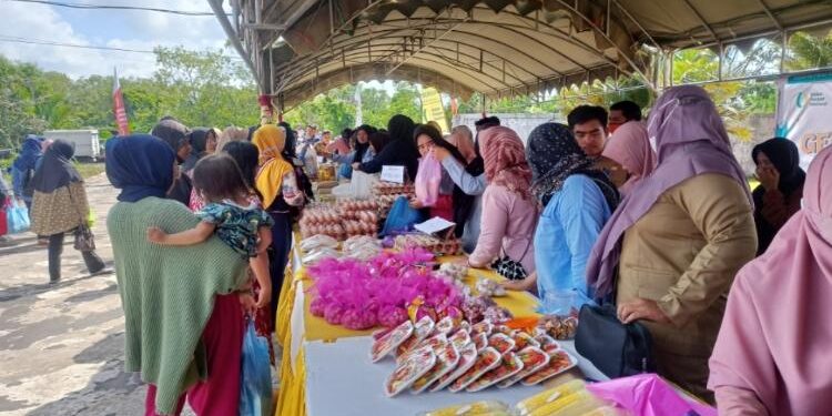 FOTO: ALDI/MATA KALTENG - Suasana saat pelaksanaan gerakan pasar murah di Halaman DKPP Kabupaten Seruyan, kemarin.