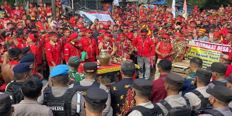 FOTO: Dok/MATA KALTENG - Aski masyarakat adat menuntut kepemilikan lahan di halaman kantor Bupati Kotim belum lama ini.