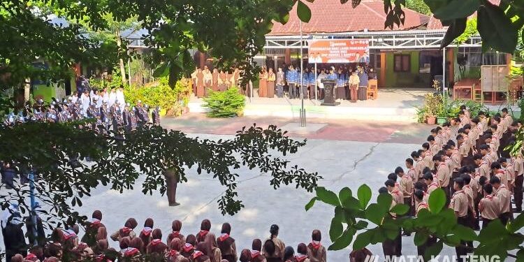 FOTO: IST/MATA KALTENG - Upacara peringatan hari lahir Pancasila di SMPN 2 Sampit, Kamis 31 Mei 2023.