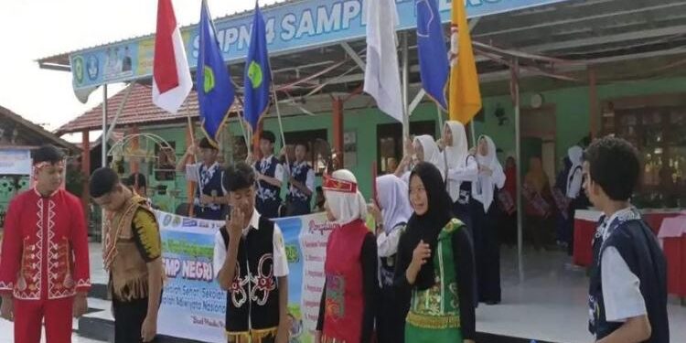 FOTO: SMPN 4/MATA KALTENG - Sejumlah peserta didik SMPN 4 Sampit usai memberikan penampilan dalam acara pengukuhan duta literasi numerasi peduli Sampit belum lama ini.