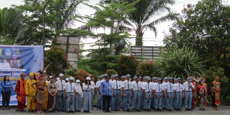 FOTO: DIAN/MATA KALTENG - Sejumlah pelajar saat mengikuti upacara di Disdik Kotim belum lama ini.