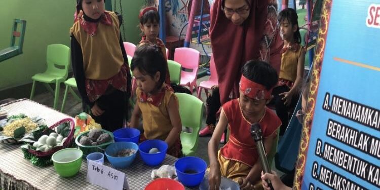 FOTO: TK Mekar Sari/MATA KALTENG - Sejumlah peserta didik di TK Mekar Sari Sampit saat memamerkan hasil karya dalam kurikulum merdeka.