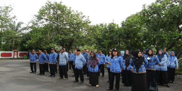 FOTO: DIAN/MATA KALTENG - Sejumlah guru yang mengikuti upacara di Disdik Kotim belum lama ini.