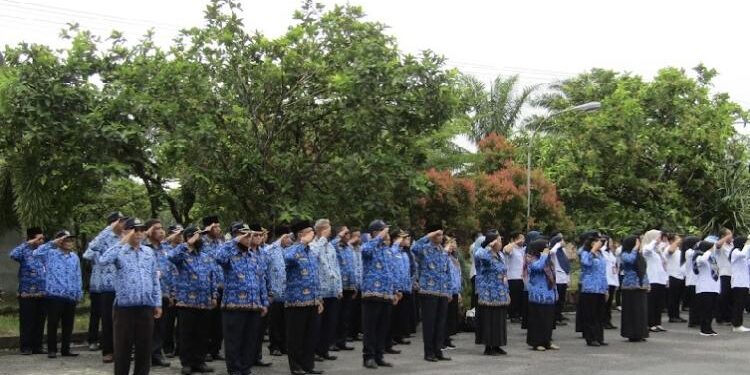 FOTO: Dokumen/MATA KALTENG - Sejumlah guru di Kotim saat mengikuti upacara.