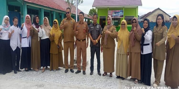 FOTO: SETWAN/MATA KALTENG - Sidak di SDN 4 Sawahan yang dilakukan DPRD bersama Wakil Bupati Kotim dan Kepala Dinas Pendidikan setempat, Selasa 20 Juni 2023.