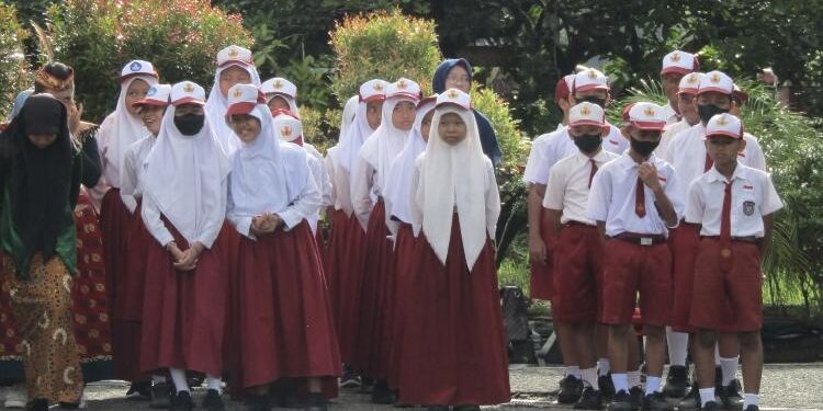 FOTO: DIAN/MATA KALTENG - Sejumlah pelajar Sekolah Dasar (SD) saat mengikuti upacara.