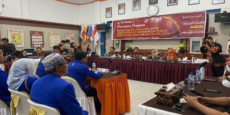 FOTO: DIAN/MATAKALTENG - Pengajuan berkas bacaleg di KPU Kotim belum lama ini oleh partai politik.