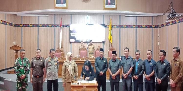 FOTO: DIAN/MATA KALTENG - Penandatanganan persetujuan raperda laporan pertanggung jawaban tentang pelaksanaan APBD 2022, Senin 19 Juni 2023.