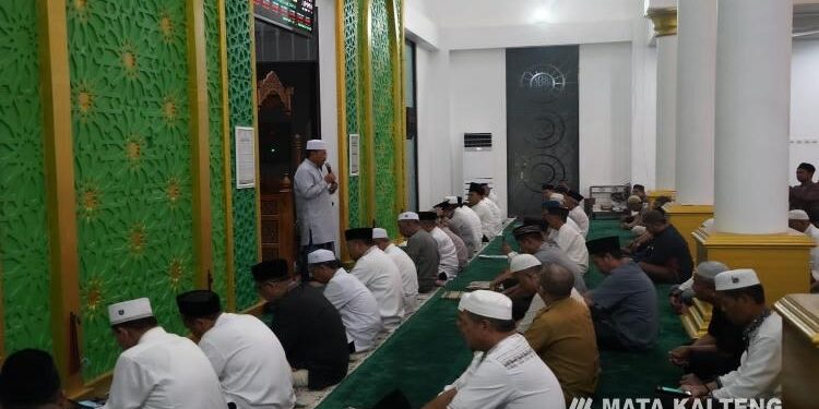 FOTO: IST/MATAKALTENG - Sekda Nuryakin menyampaikan doa dan harapan di sela kegiatan Salat Hajat Berjamaah sekaligus Salat Magrib dan Salat Isya Berjamaah dalam rangka Peringatan Hari Jadi Ke-66 Provinsi Kalteng dan Hari Lahir Gubernur Kalteng Sugianto Sabran, bertempat di Masjid Al Amanah, Kompleks Kantor Gubernur. 