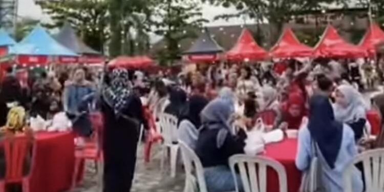 FOTO: IST/MATA KALTENG - Suasana bazar kuliner di Kawasan Museum Kayu, Sampit.