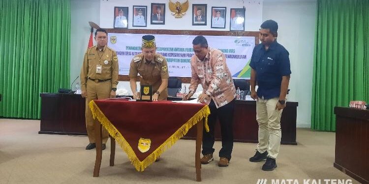 FOTO : DISKOMINFO SANTIK/MATA KALTENG - Bupati Gumas Jaya S Monong bersama Kepala Kantor Cabang BPJS Ketenagakerjaan Palangka Raya Budi Wahyudi menandatangani nota kesepakatan kepesertaan program jaminan sosial ketenagakerjaan pegawai pemerintah non PNS, dengan disaksikan Pj Sekda Richard, di ruang rapat lantai 1 kantor bupati, Selasa 27 Juni 2023.