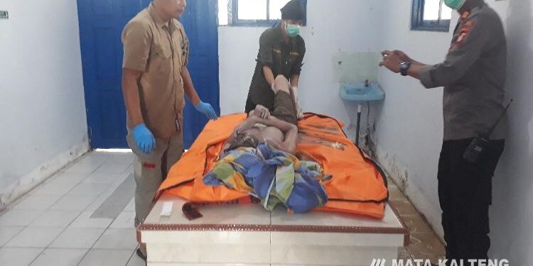 FOTO: TAUFIK/MATAKALTENG Sosok Mayat Tanpa Identitas di Sungai Barito Buntok.