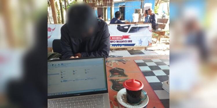 FOTO: HUMAS POLDA/MATAKALTENG - Korban pada saat mengadu ke Ketua Tim Virtual Police Bidhumas Polda Kalteng, Ipda H Shamsuddin.