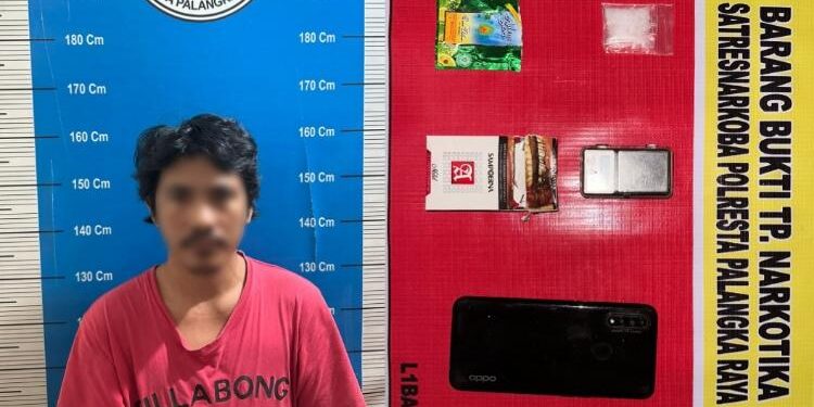 FOTO: HUMAS POLRESTA/MATAKALTENG - Terduga pelaku beserta barang bukti, saat berhasil diamankan polisi.