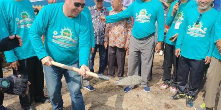 FOTO: MATAKALTENG - Ketua DPRD Kabupaten Murung Raya, Doni, saat melakukan peletakan batu pertama pembangunan Masjid Muhammadiyah Samirhan Hamzah.