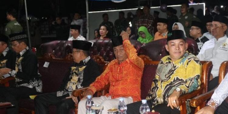 FOTO: MATAKALTENG - Wakil Ketua II DPRD Mura, Rahmanto Muhidin (batik kuning), saat menghadiri langsung pembukaan Seleksi Tilawatil Quran (STQ) le XI tingkat Kabupaten Murung Raya tahun 2023.