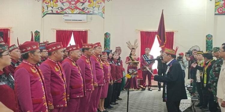 FOTO: MATAKALTENG - Wakil Ketua I DPRD Kabupaten Murung Raya (Mira), Likon SH dan Wakil Ketua II, Rahmanto Muhidin, saat dilantik sebagai pengurus DAD.
