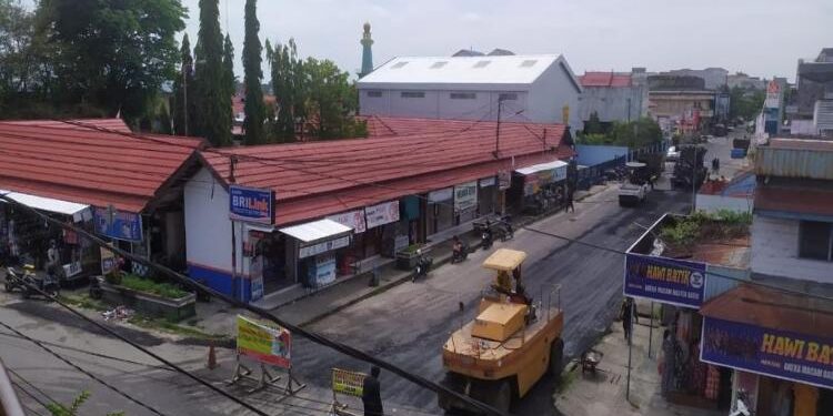 FOTO: Dok/MATA KALTENG - Perbaikan jalan dalam Kota Sampit belum lama ini.