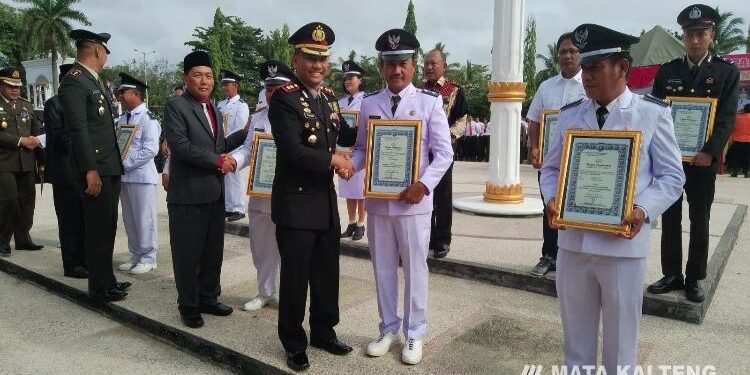 FOTO:TAUFIK/MATAKALTENG - Kapolres Barsel, AKBP Yusfandi Usman, berikan penghargaan kepada sejumlah kepala desa yang berprestasi dalam pelaksanaan Kamtibmas di wilayah hukumnya.