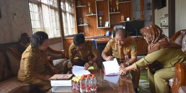 FOTO: MATAKALTENG - Penandatanganan perjanjian kerjasama antara Diskominfo dan Disdukcapil Kabupaten Kapuas.