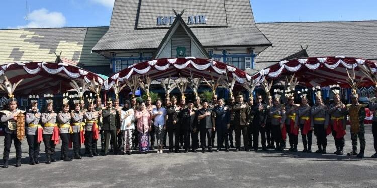 FOTO: MATAKALTENG - Foto bersama usai pelaksanaan apel Hari Bhayangkara ke-77, di Halaman Kantor Bupati Kapuas.