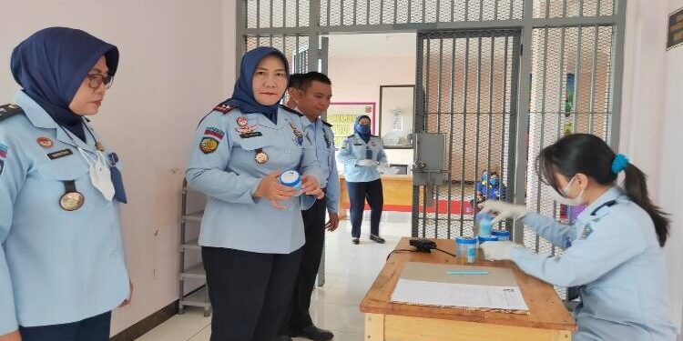 FOTO: HUMAS LAPAS/MATAKALTENG - Kalapas Perempuan Kelas IIA Palangka Raya Sri Astiana, saat mengikuti kegiatan tes urin.